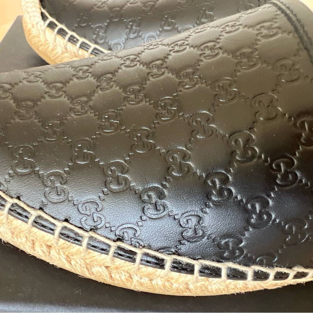 Gucci Black Leather Loafers with Embossed Design - Picture 7 of 8